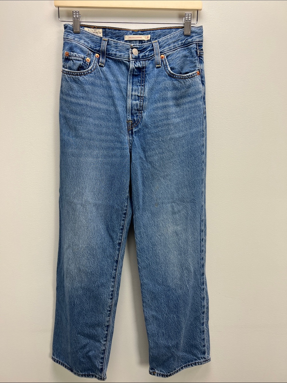 Levi’s Premium Ribcage Straight Jeans Medium Wash Womens 26 Fall Closet Staple